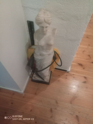 hieno patsas kädetön nainen