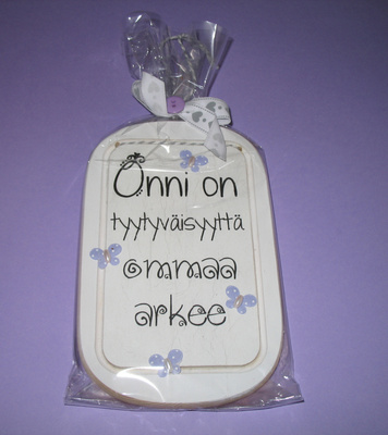 ONNI ON TYYTYVÄISYYTTÄ OMMAA ARKEE -SEINÄTAULU