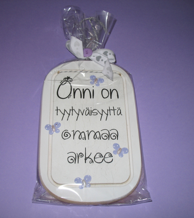 ONNI ON TYYTYVÄISYYTTÄ OMMAA ARKEE -SEINÄTAULU