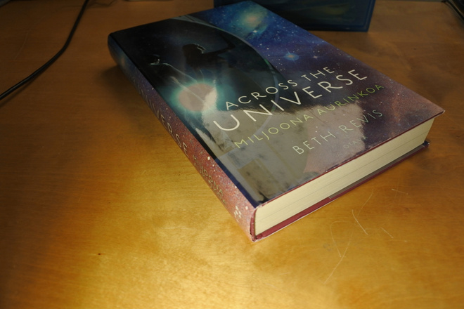 Beth Revis: Across the universe - Miljoona aurinkoa, sidottu