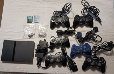 Ps2 Slim + kuusi ohjainta ja muuta sälää