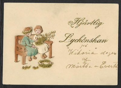 Lapset istuvat penkillä sitomassa seppelettä (1918)