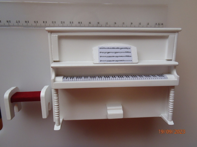 Nukkekoti piano ja jakkara