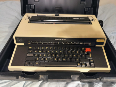 Adler Gabriele 8008 elektroninen kirjoituskone ja salkku