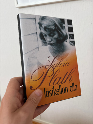 Sylvia Plath: Lasikellon alla