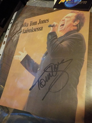 TOM JONES LEHTIKUVA NIMMARILLA