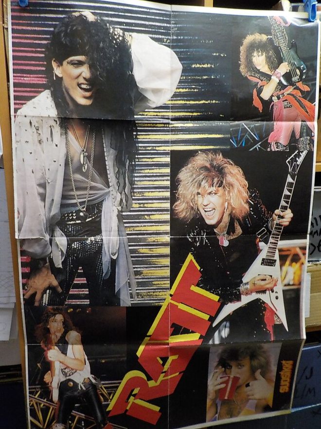 RATT FOLD-OUT JULISTE