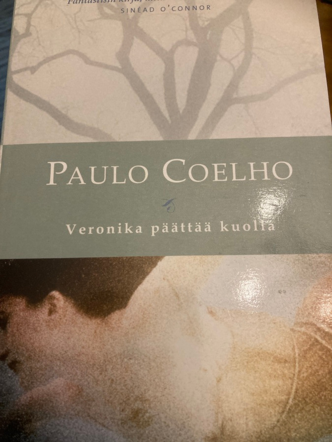 PAULO COELHO: VERONICA PÄÄTTÄÄ KUOLLA