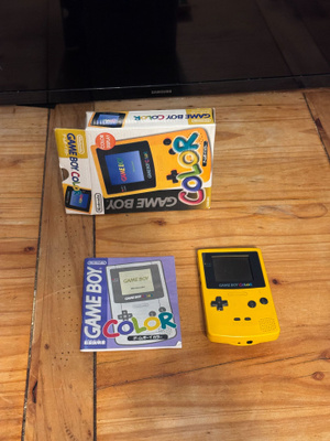 Nintendo Game Boy Color keltainen, laatikko + ohje, toimiva