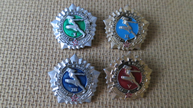 CCCP: vintage "valmis työhön ja puolustukseen" pinssit