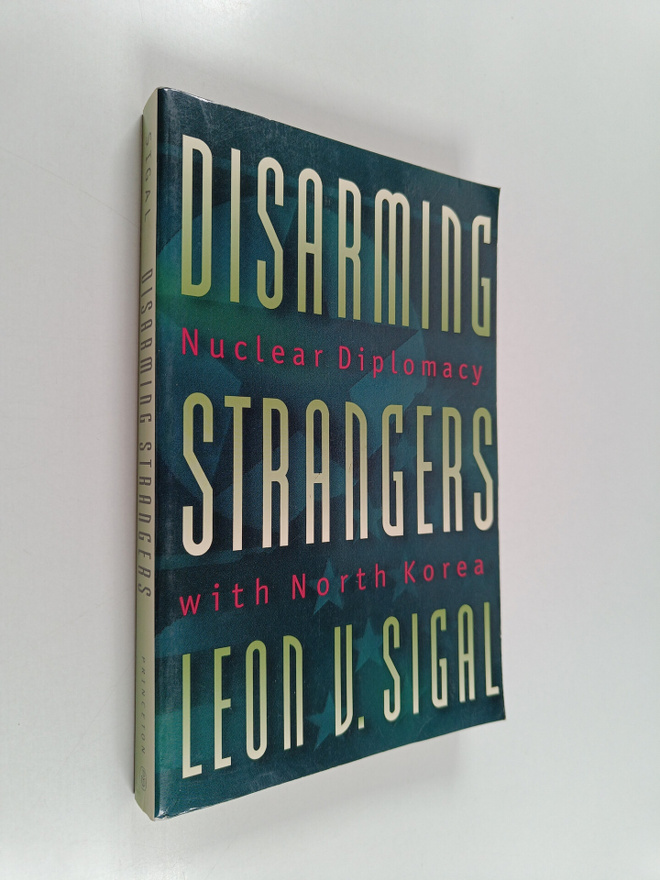 Leon V. Sigal : Disarming strangers : nuclear diplomacy w...