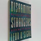 Leon V. Sigal : Disarming strangers : nuclear diplomacy w... - pikkukuva 1