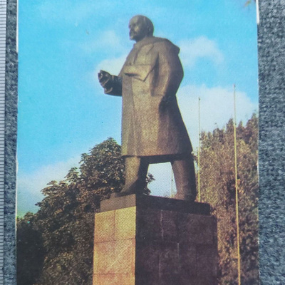 Postikortti , Leninin muistomerkki