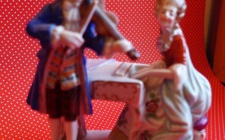 Figuuri posliinia musiikkia soittava pari