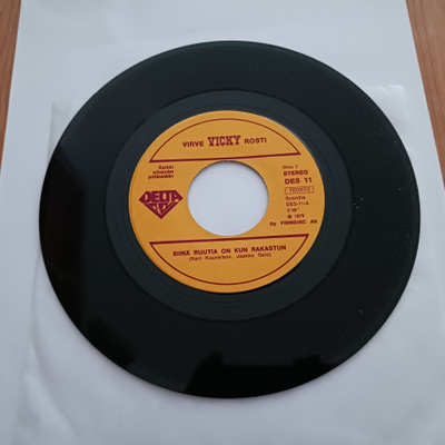 Virve Vicky Rosti – Siinä Ruutia On Kun Rakastun 7" 1975 min