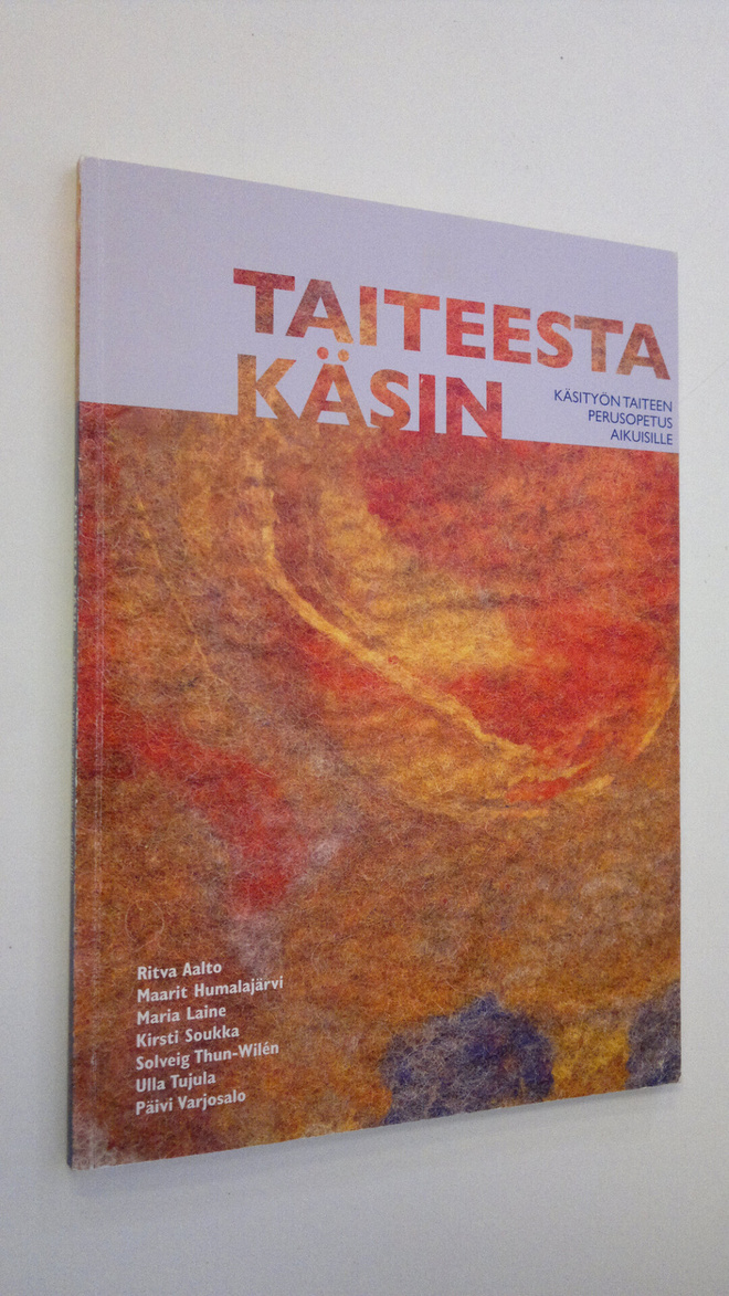 Taiteesta käsin : käsityön taiteen perusopetus aikuisille...