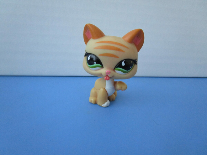 Littlest Pet Shop figuuri, tassuaan nuoleva kissa