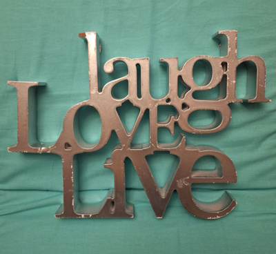 Laugh Love Live koristeteksti seinälle