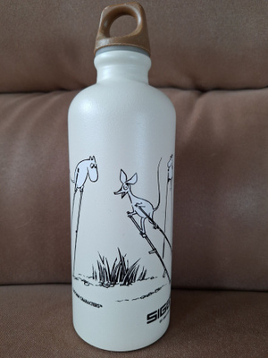 SIGG (Sveitsi) PUUJALKAKÄVELY.juomapullo 0,6l