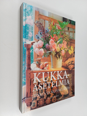 Susie Edwards : Kukka-asetelmia leikko- ja kuivakukista