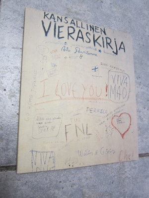 Arto Paasilinna : Kansallinen vieraskirja ( hienokunt 1.p )