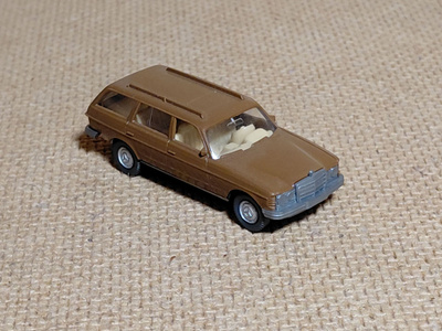 Mercedes-Benz E250T W123 Farmari 1979 1:87 Wiking