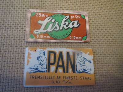 Kaksi vintage partakoneen terän päällyspaperia