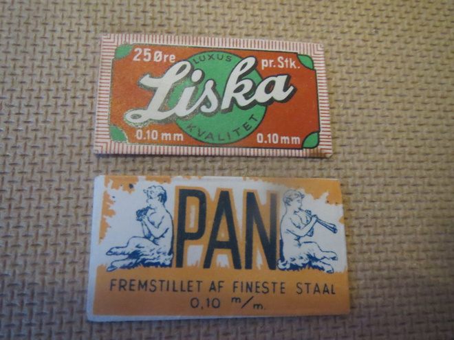 Kaksi vintage partakoneen terän päällyspaperia