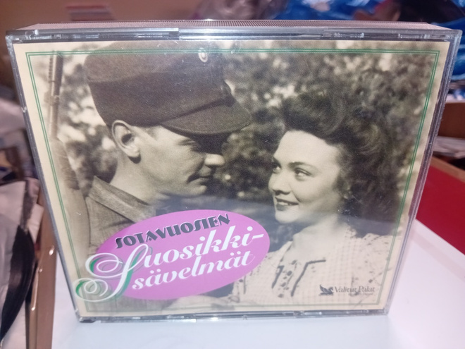 4CD Sotavuosien Suosikkisävelmät ( SIS POSTIKULU )