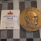 H.M. Kong Olav V 1903-1983 80 ÅR mitali /Raudberget ,1983. - pikkukuva 1