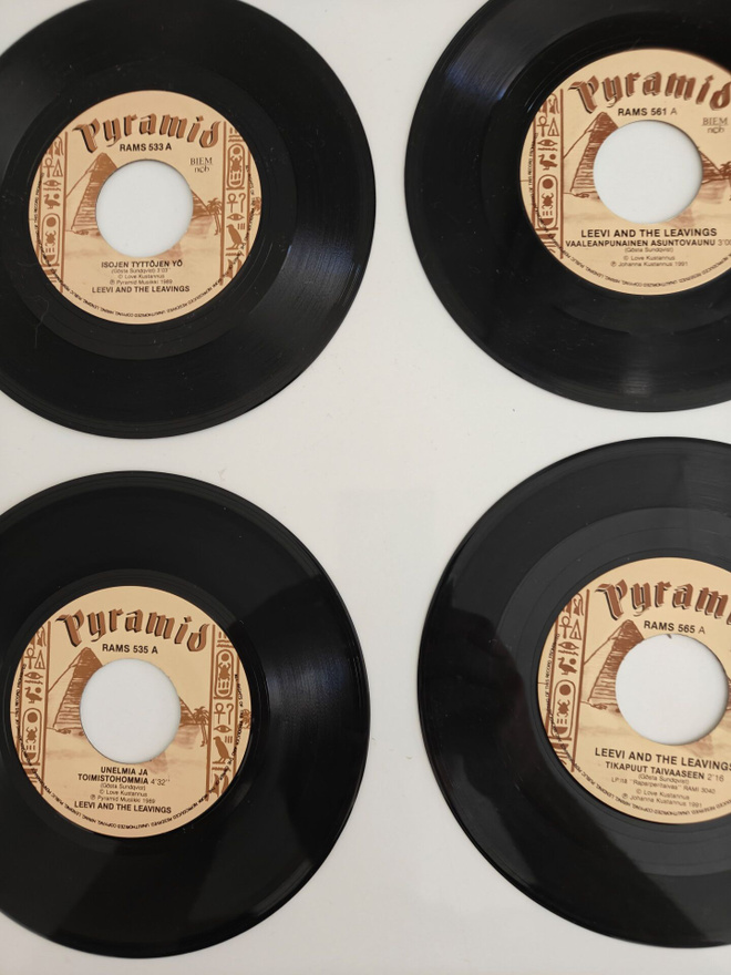 Leevi and the Leavings 4 x 7" sinkkua pakettina yht 50 €