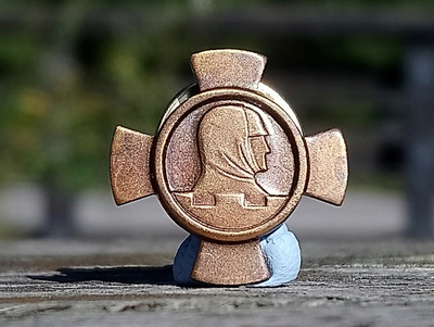 Ronssivärinen sotaveteraani merkki. Halkaisija - 18 mm.