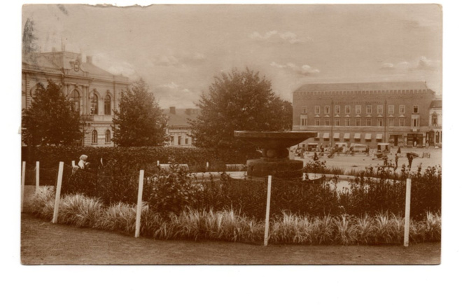 Hämeenlinna:  Suihkukaivo ja toria 1920-luvulla