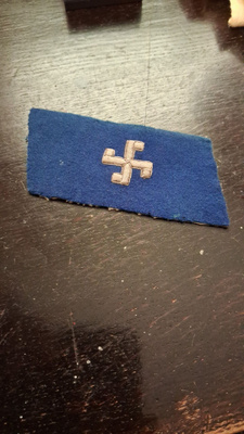 Suojeluskunnan paikallisesikunnan jäsenen kauluslaatta