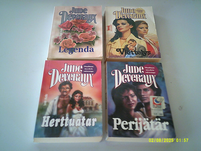 Jude Deveraux: Montgomeryn sukusaagaa ym. (4 kpl)