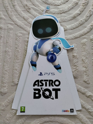Astro Bot pahvinen promoständi virallinen