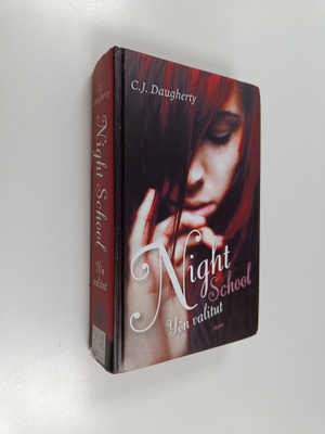 C. J. Daugherty : Night school : yön valitut