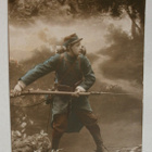 Sotilas puolustaa maataan ase ja pistin tanassa, WWI, MSI - pikkukuva 1