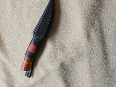 Käsintehty puukko