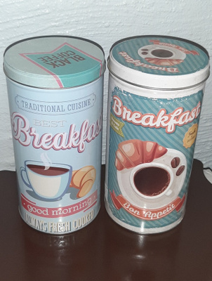 Kaksi pyöreää peltipurkkia Breakfast Coffee