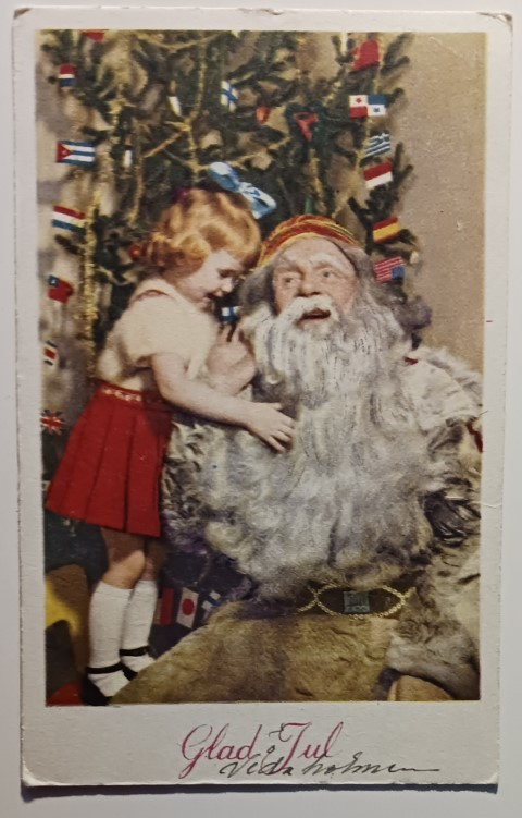 Lapsi silittää Joulupukin pitkää partaa, p. 1956