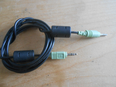3,5mm stereoplugi äänikaapeli.