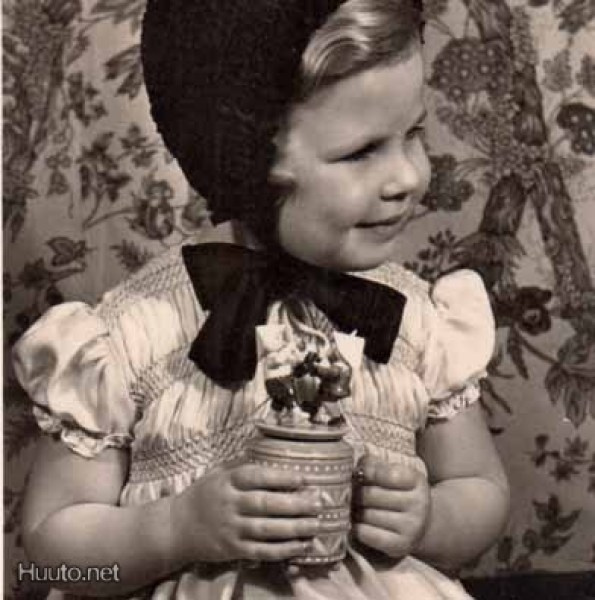 LAPSI / Myssypäinen pieni tyttö ja soittorasia. 1940-l.