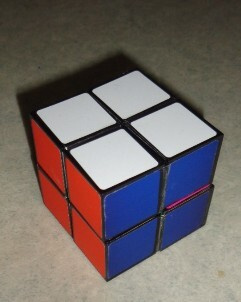 Rubik neliö joka kootaan kahdesta