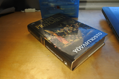 Terry Pratchett: Yövartiosto, sidottu, hyvä