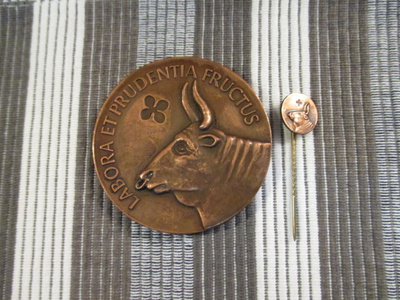 Suomen Ayrshireyhdistys 1901-1951 mitali/ Tapio Virkkala.