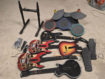 4kpl Guitar Hero kitaroita + rummut korjattavaksi
