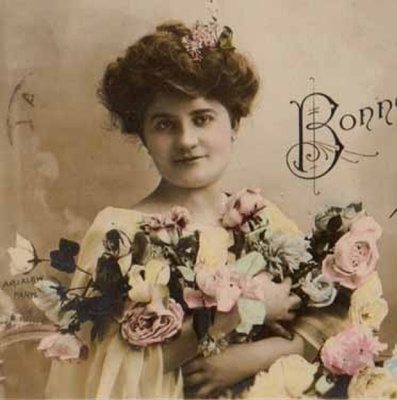 NAINEN / Romanttinen tyttö ja kaunis ruusuköynnös. 1900-l.