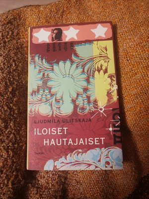Iloiset hautajaiset Ljudmila Ulitskaja