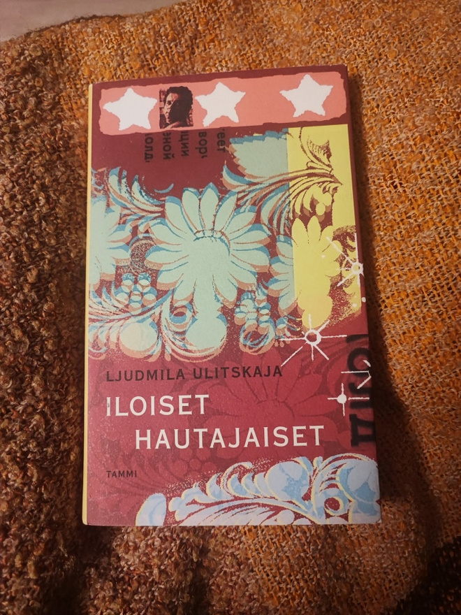 Iloiset hautajaiset Ljudmila Ulitskaja